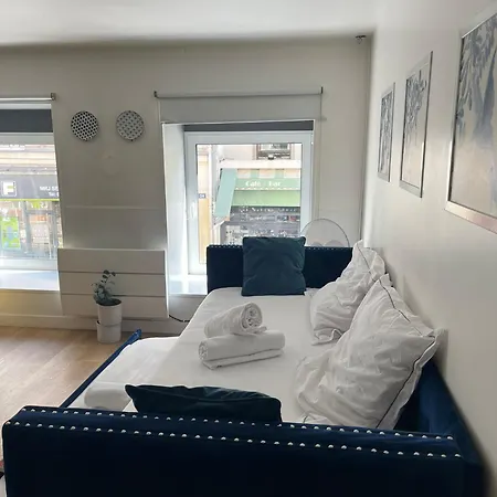 Contemporary & Cozy By Canal Saint-martin * Parijs